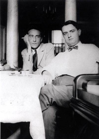 Jean Cocteau (1889-1963) und Georges Auric (1899-1983) in Villefranche-sur-Mer, 1924 von French Photographer